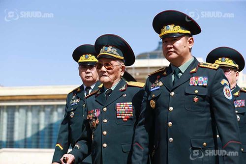 Генерал цолтнуудад хүндэтгэл үзүүлэв